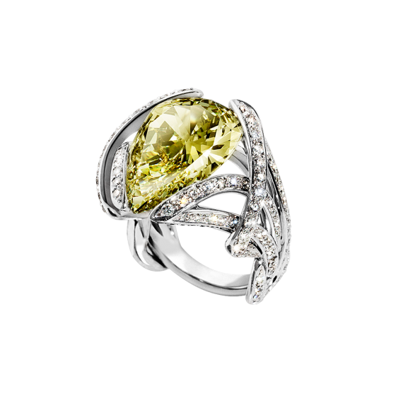 GOLDEN PEAR Ring Golden Pear tropfenförmigem gelbem Diamanten 10 Karat Rankwerk weißen Diamanten 750/000 Weißgold gefasste Schmuckkreation seltene Edelteine Juwelenschmiede